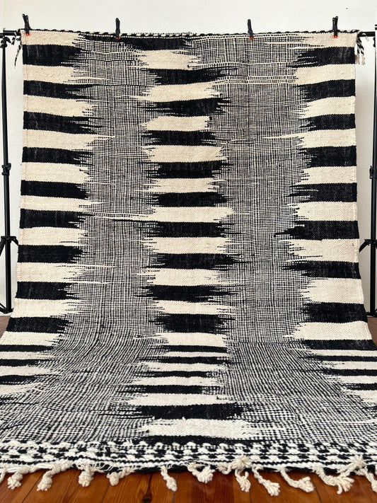 Black and White, Kilim Flat-Weave Moroccan Rug; 290 x 190 cm (Berber Carpet)