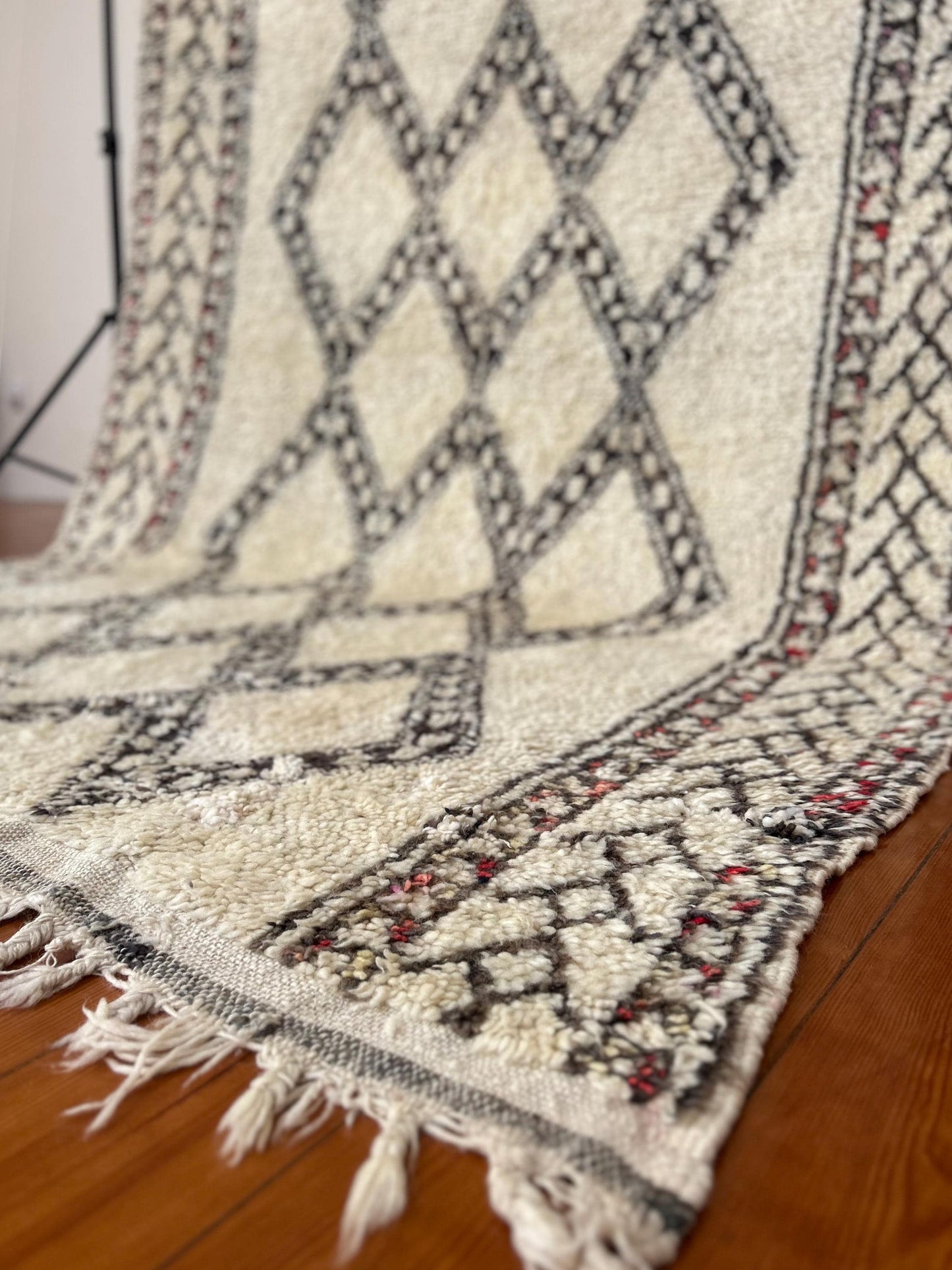 Black and White, Vintage Beni Ourain Rug; 270 x 184 cm (Handmade Berber Carpet)