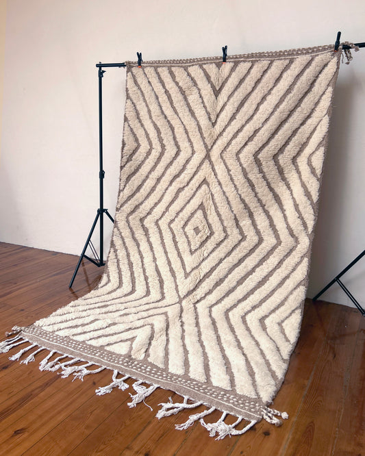 Neutral Moroccan Boujad Rug; 275 x 160 cm (Berber Handmade Carpet)