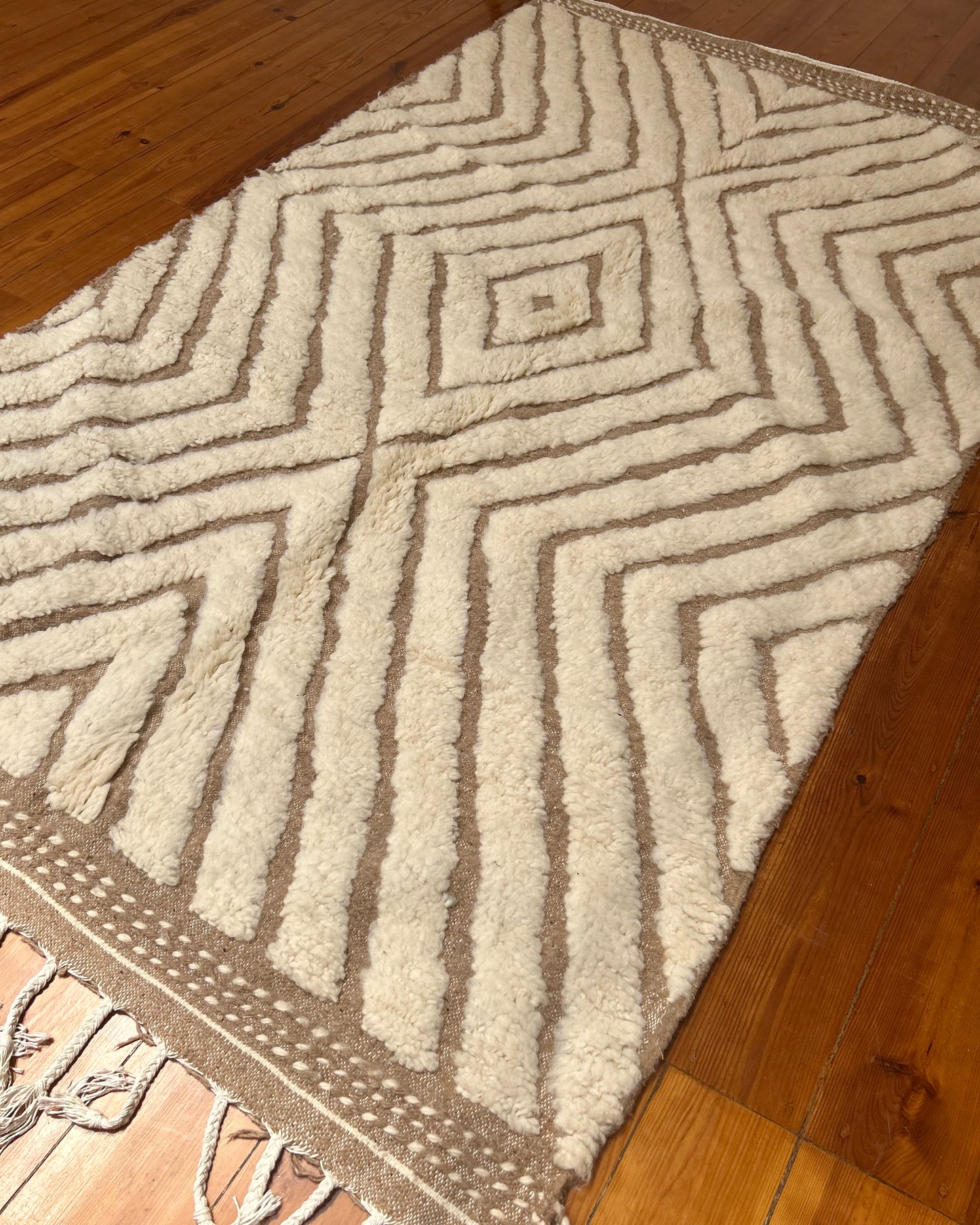 Neutral Moroccan Boujad Rug; 275 x 160 cm (Berber Handmade Carpet)