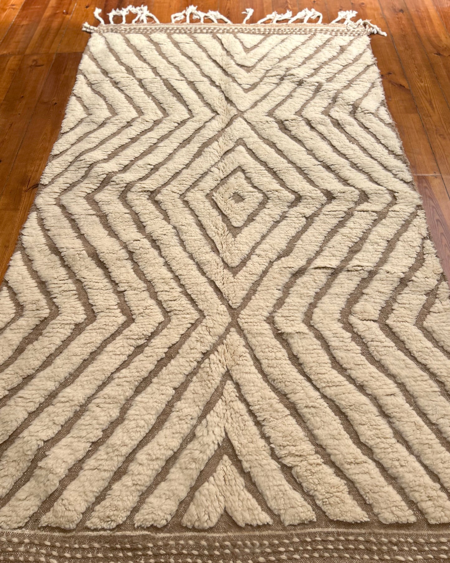 Neutral Moroccan Boujad Rug; 275 x 160 cm (Berber Handmade Carpet)