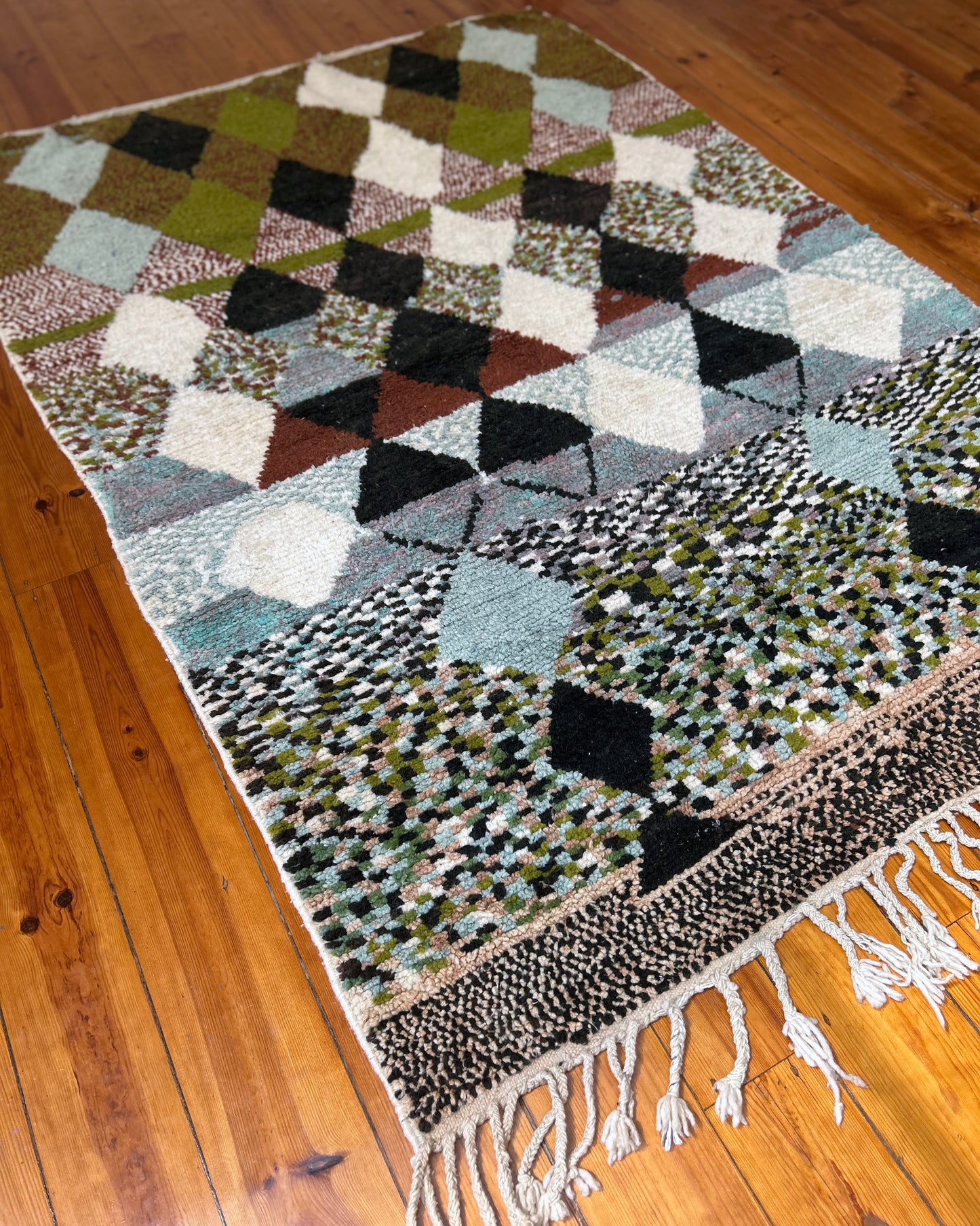 Green Moroccan Boujad Rug; 250 x 150 cm (Berber Handmade Carpet)