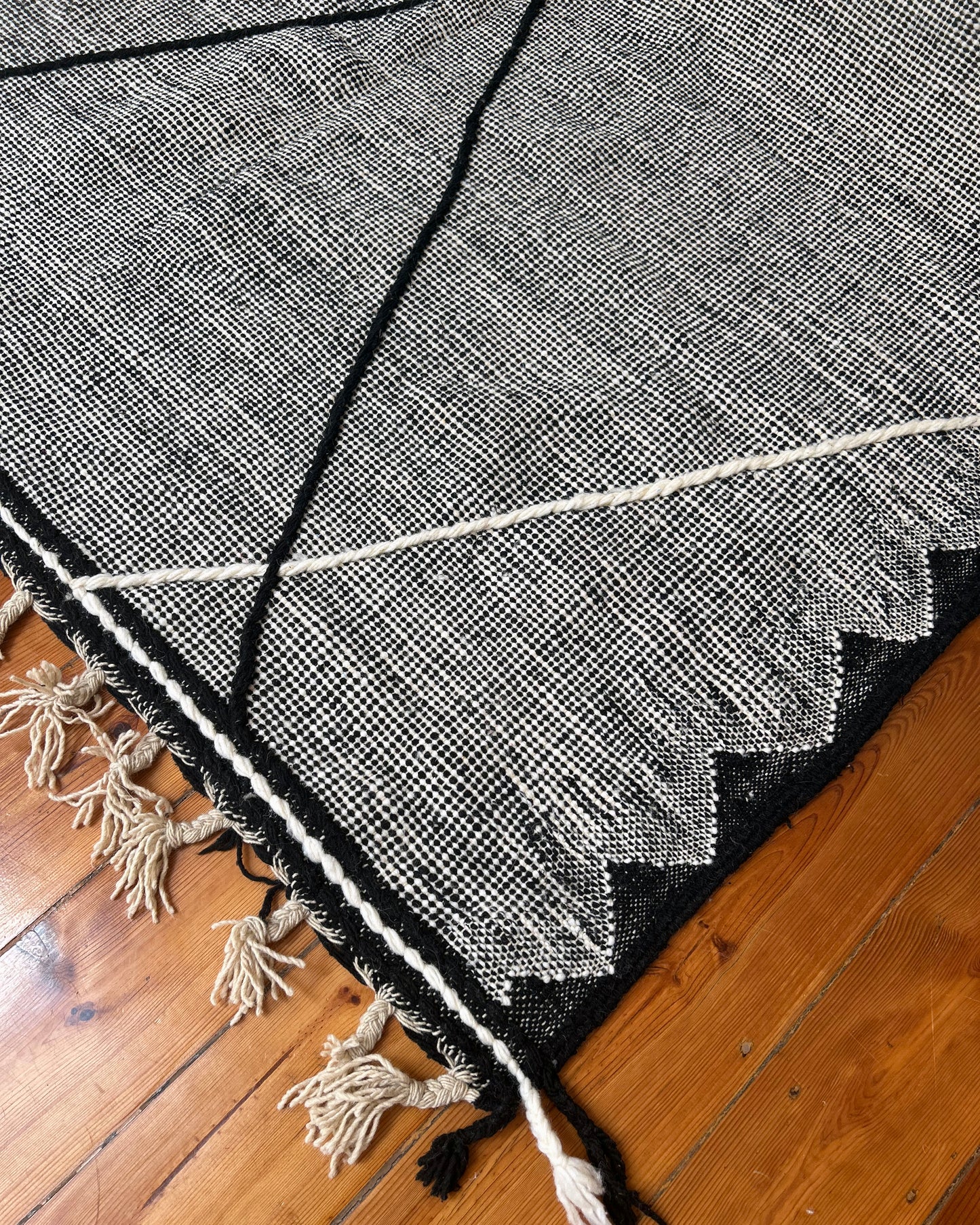 Black and White Kilim Flat-Weave Moroccan Rug; 300 x 195 cm (Berber Carpet)