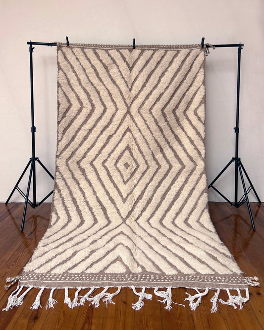 Neutral Moroccan Boujad Rug; 275 x 160 cm (Berber Handmade Carpet)